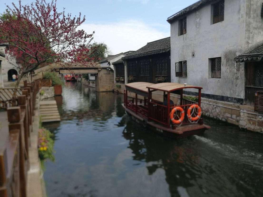 逃离昏暗的废弃城